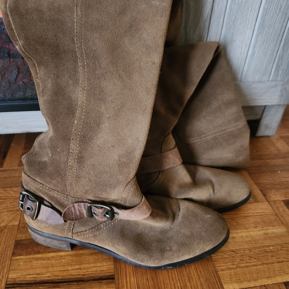 Boots - Picture 2 of 3